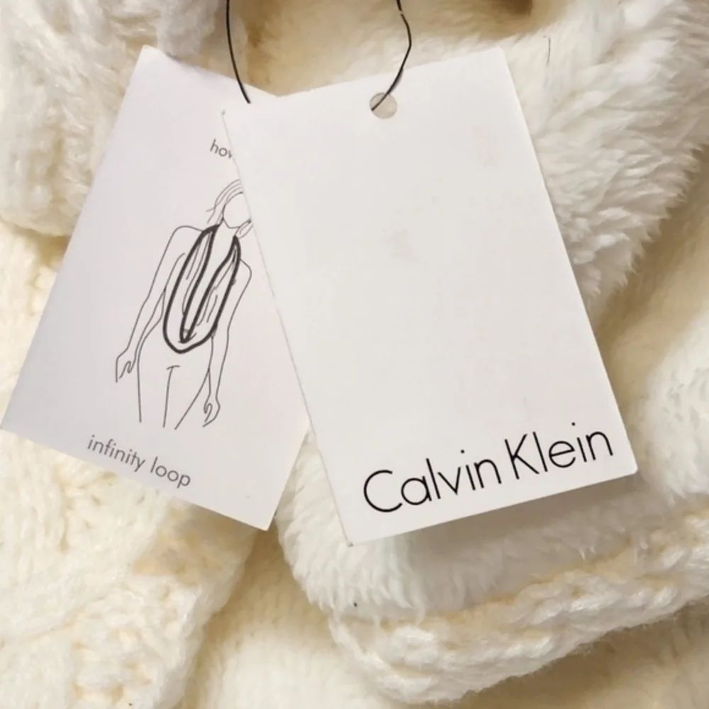 NWT CALVIN KLEIN Cozy Infinity Knit Loop Faux Fur Scarf Sz: OS. Great‎ Gift